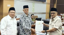 Menteri Haji dan Umrah bersama perwakilan Komisi VIII DPR RI menyerahkan dan menerima dokumen usulan BPIH 1448 H/2027 M dalam rapat kerja di Gedung Parlemen, Senayan, Jakarta.