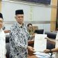 Menteri Haji dan Umrah bersama perwakilan Komisi VIII DPR RI menyerahkan dan menerima dokumen usulan BPIH 1448 H/2027 M dalam rapat kerja di Gedung Parlemen, Senayan, Jakarta.