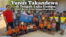 Yunus Takandewa di Tengah Luka Gempa: Dari Beras, Telur hingga Kepedulian. (Foto: Elfrat Frans Dhena)