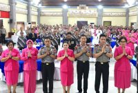 Kapolda Bali Irjen. Pol. Daniel Adityajaya, S.H., S.I.K., M.Si. bersama Wakapolda Bali Brigjen. Pol. I Made Astawa, S.I.K., M.S.I., para pejabat utama Polda Bali, Bhayangkari, dan peserta Wisuda Purna Bhakti berfoto bersama.