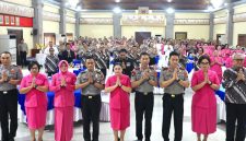 Kapolda Bali Irjen. Pol. Daniel Adityajaya, S.H., S.I.K., M.Si. bersama Wakapolda Bali Brigjen. Pol. I Made Astawa, S.I.K., M.S.I., para pejabat utama Polda Bali, Bhayangkari, dan peserta Wisuda Purna Bhakti berfoto bersama.
