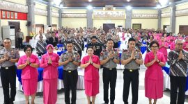 Kapolda Bali Irjen. Pol. Daniel Adityajaya, S.H., S.I.K., M.Si. bersama Wakapolda Bali Brigjen. Pol. I Made Astawa, S.I.K., M.S.I., para pejabat utama Polda Bali, Bhayangkari, dan peserta Wisuda Purna Bhakti berfoto bersama.