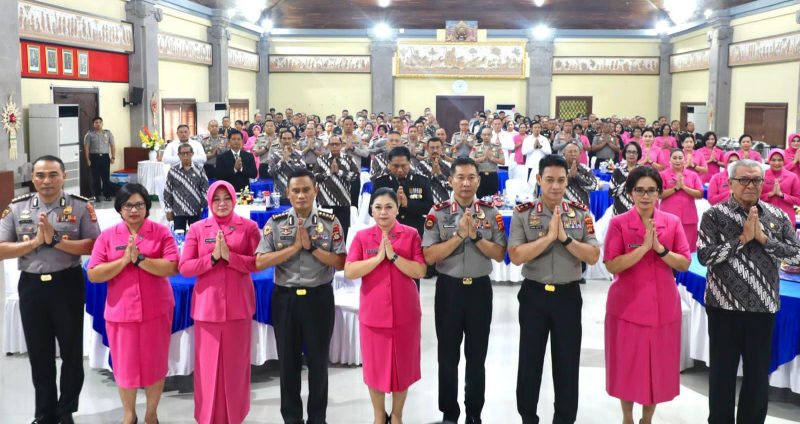 Kapolda Bali Irjen. Pol. Daniel Adityajaya, S.H., S.I.K., M.Si. bersama Wakapolda Bali Brigjen. Pol. I Made Astawa, S.I.K., M.S.I., para pejabat utama Polda Bali, Bhayangkari, dan peserta Wisuda Purna Bhakti berfoto bersama.