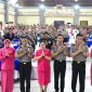 Kapolda Bali Irjen. Pol. Daniel Adityajaya, S.H., S.I.K., M.Si. bersama Wakapolda Bali Brigjen. Pol. I Made Astawa, S.I.K., M.S.I., para pejabat utama Polda Bali, Bhayangkari, dan peserta Wisuda Purna Bhakti berfoto bersama.