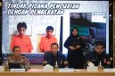 Jajaran Polda Banten saat memberikan keterangan dalam konferensi pers pengungkapan kasus pencurian kendaraan roda empat jenis pick up/losbak. Dirreskrimum Polda Banten berada di tengah, didampingi Kabid Humas di kiri dan Kasubdit Jatanras di kanan.