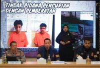 Jajaran Polda Banten saat memberikan keterangan dalam konferensi pers pengungkapan kasus pencurian kendaraan roda empat jenis pick up/losbak. Dirreskrimum Polda Banten berada di tengah, didampingi Kabid Humas di kiri dan Kasubdit Jatanras di kanan.