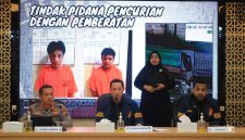 Jajaran Polda Banten saat memberikan keterangan dalam konferensi pers pengungkapan kasus pencurian kendaraan roda empat jenis pick up/losbak. Dirreskrimum Polda Banten berada di tengah, didampingi Kabid Humas di kiri dan Kasubdit Jatanras di kanan.