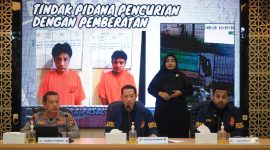 Jajaran Polda Banten saat memberikan keterangan dalam konferensi pers pengungkapan kasus pencurian kendaraan roda empat jenis pick up/losbak. Dirreskrimum Polda Banten berada di tengah, didampingi Kabid Humas di kiri dan Kasubdit Jatanras di kanan.
