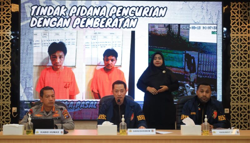Jajaran Polda Banten saat memberikan keterangan dalam konferensi pers pengungkapan kasus pencurian kendaraan roda empat jenis pick up/losbak. Dirreskrimum Polda Banten berada di tengah, didampingi Kabid Humas di kiri dan Kasubdit Jatanras di kanan.