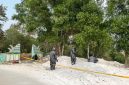 Personel Unit KBR Satuan Brimob Polda Banten melakukan pemeriksaan dan deteksi awal di lokasi dugaan limbah B3 di area persawahan Kampung Bayur, Desa Nambo Udik, Kecamatan Cikande, Kabupaten Serang.