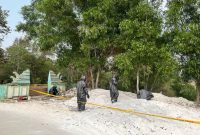 Personel Unit KBR Satuan Brimob Polda Banten melakukan pemeriksaan dan deteksi awal di lokasi dugaan limbah B3 di area persawahan Kampung Bayur, Desa Nambo Udik, Kecamatan Cikande, Kabupaten Serang.