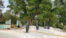 Personel Unit KBR Satuan Brimob Polda Banten melakukan pemeriksaan dan deteksi awal di lokasi dugaan limbah B3 di area persawahan Kampung Bayur, Desa Nambo Udik, Kecamatan Cikande, Kabupaten Serang.