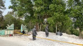 Personel Unit KBR Satuan Brimob Polda Banten melakukan pemeriksaan dan deteksi awal di lokasi dugaan limbah B3 di area persawahan Kampung Bayur, Desa Nambo Udik, Kecamatan Cikande, Kabupaten Serang.