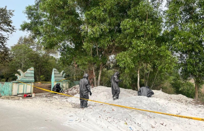 Personel Unit KBR Satuan Brimob Polda Banten melakukan pemeriksaan dan deteksi awal di lokasi dugaan limbah B3 di area persawahan Kampung Bayur, Desa Nambo Udik, Kecamatan Cikande, Kabupaten Serang.