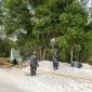Personel Unit KBR Satuan Brimob Polda Banten melakukan pemeriksaan dan deteksi awal di lokasi dugaan limbah B3 di area persawahan Kampung Bayur, Desa Nambo Udik, Kecamatan Cikande, Kabupaten Serang.