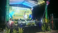 Lurah Pakuhaji Uci Sanusi (tengah) menghadiri Peringatan Maulid Nabi Besar Muhammad SAW bersama penceramah Kiai Sapu Jagat dan warga di Kampung Pondok Lor, Pakuhaji, Kabupaten Tangerang. (Dok. Dadang).