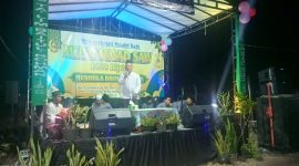 Lurah Pakuhaji Uci Sanusi (tengah) menghadiri Peringatan Maulid Nabi Besar Muhammad SAW bersama penceramah Kiai Sapu Jagat dan warga di Kampung Pondok Lor, Pakuhaji, Kabupaten Tangerang. (Dok. Dadang). 
