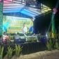 Lurah Pakuhaji Uci Sanusi (tengah) menghadiri Peringatan Maulid Nabi Besar Muhammad SAW bersama penceramah Kiai Sapu Jagat dan warga di Kampung Pondok Lor, Pakuhaji, Kabupaten Tangerang. (Dok. Dadang). 