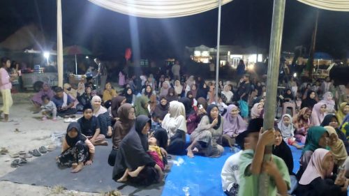 Ratusan warga dan jamaah berbusana muslim duduk di atas terpal menyaksikan acara Peringatan Maulid Nabi di Kampung Pondok Lor