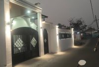 Kondisi bagian depan rumah milik Andre di Kampung Kiarapayung, Desa Kiarapayung, Kecamatan Pakuhaji, Kabupaten Tangerang, yang disasar kawanan pencuri. (Dok. Dadang). 