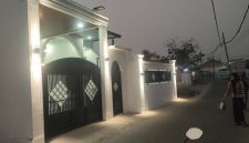 Kondisi bagian depan rumah milik Andre di Kampung Kiarapayung, Desa Kiarapayung, Kecamatan Pakuhaji, Kabupaten Tangerang, yang disasar kawanan pencuri. (Dok. Dadang). 