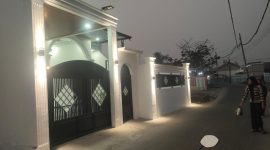 Kondisi bagian depan rumah milik Andre di Kampung Kiarapayung, Desa Kiarapayung, Kecamatan Pakuhaji, Kabupaten Tangerang, yang disasar kawanan pencuri. (Dok. Dadang). 