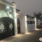 Kondisi bagian depan rumah milik Andre di Kampung Kiarapayung, Desa Kiarapayung, Kecamatan Pakuhaji, Kabupaten Tangerang, yang disasar kawanan pencuri. (Dok. Dadang). 