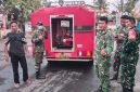 Alexander Salembun, jurnalis Metrosiar (kiri), bersama personel TNI AD di lokasi kegiatan pembersihan abu vulkanik menggunakan mobil water tank TNI AD.