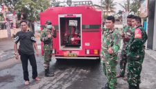 Alexander Salembun, jurnalis Metrosiar (kiri), bersama personel TNI AD di lokasi kegiatan pembersihan abu vulkanik menggunakan mobil water tank TNI AD.