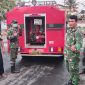 Alexander Salembun, jurnalis Metrosiar (kiri), bersama personel TNI AD di lokasi kegiatan pembersihan abu vulkanik menggunakan mobil water tank TNI AD.