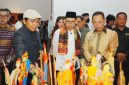 Sejumlah tokoh menghadiri pembukaan pameran seni “Bersimpuh di Kaki Para Guru” di Galeri Nasional Indonesia, Jakarta. Para pengunjung tampak mengamati karya-karya yang dipamerkan.