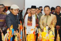 Sejumlah tokoh menghadiri pembukaan pameran seni “Bersimpuh di Kaki Para Guru” di Galeri Nasional Indonesia, Jakarta. Para pengunjung tampak mengamati karya-karya yang dipamerkan.