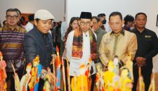 Sejumlah tokoh menghadiri pembukaan pameran seni “Bersimpuh di Kaki Para Guru” di Galeri Nasional Indonesia, Jakarta. Para pengunjung tampak mengamati karya-karya yang dipamerkan.