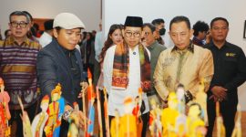 Sejumlah tokoh menghadiri pembukaan pameran seni “Bersimpuh di Kaki Para Guru” di Galeri Nasional Indonesia, Jakarta. Para pengunjung tampak mengamati karya-karya yang dipamerkan.