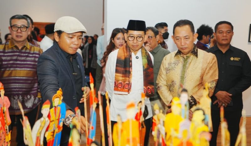 Sejumlah tokoh menghadiri pembukaan pameran seni “Bersimpuh di Kaki Para Guru” di Galeri Nasional Indonesia, Jakarta. Para pengunjung tampak mengamati karya-karya yang dipamerkan.