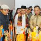 Sejumlah tokoh menghadiri pembukaan pameran seni “Bersimpuh di Kaki Para Guru” di Galeri Nasional Indonesia, Jakarta. Para pengunjung tampak mengamati karya-karya yang dipamerkan.