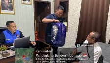 Personel penyidik (kiri) bersama dua orang lainnya (tengah dan kanan) melakukan pemeriksaan terhadap barang temuan berupa jeriken dalam rangka proses penyelidikan.