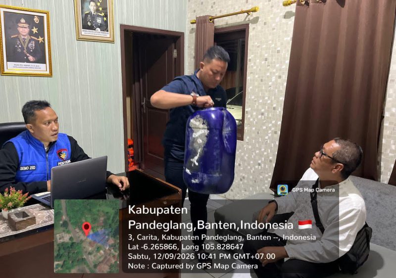 Personel penyidik (kiri) bersama dua orang lainnya (tengah dan kanan) melakukan pemeriksaan terhadap barang temuan berupa jeriken dalam rangka proses penyelidikan.