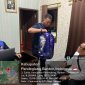 Personel penyidik (kiri) bersama dua orang lainnya (tengah dan kanan) melakukan pemeriksaan terhadap barang temuan berupa jeriken dalam rangka proses penyelidikan.