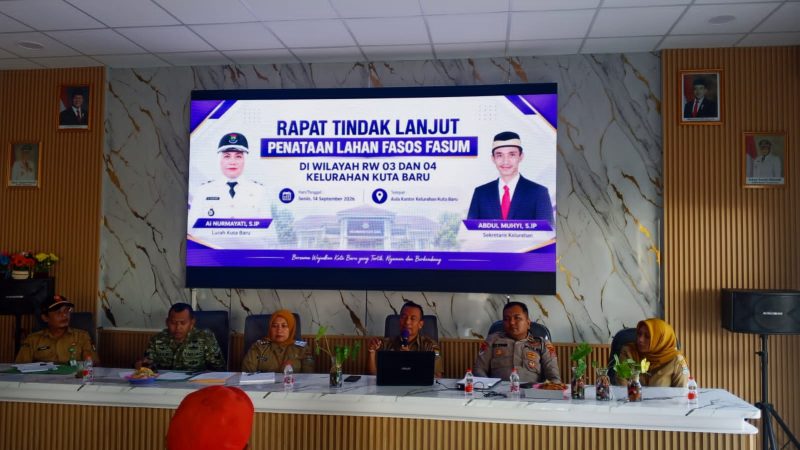 Rapat tindak lanjut penataan lahan fasos dan fasum di wilayah RW 03 dan 04 Kelurahan Kutabaru, dihadiri unsur pemerintah, TNI-Polri, serta perwakilan warga.