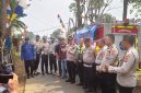 Kapolsek Pasar Kemis AKP Humaedi, S.H. (tengah) bersama jajaran Polresta Tangerang, Polsek Pasar Kemis, dan unsur terkait saat berada di lokasi penyaluran bantuan air bersih bagi warga Kampung Kendal Wetan, Desa Sindang Panon.
