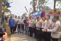 Kapolsek Pasar Kemis AKP Humaedi, S.H. (tengah) bersama jajaran Polresta Tangerang, Polsek Pasar Kemis, dan unsur terkait saat berada di lokasi penyaluran bantuan air bersih bagi warga Kampung Kendal Wetan, Desa Sindang Panon.