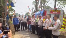 Kapolsek Pasar Kemis AKP Humaedi, S.H. (tengah) bersama jajaran Polresta Tangerang, Polsek Pasar Kemis, dan unsur terkait saat berada di lokasi penyaluran bantuan air bersih bagi warga Kampung Kendal Wetan, Desa Sindang Panon.