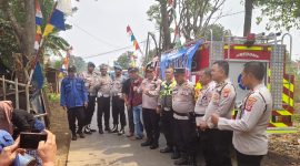 Kapolsek Pasar Kemis AKP Humaedi, S.H. (tengah) bersama jajaran Polresta Tangerang, Polsek Pasar Kemis, dan unsur terkait saat berada di lokasi penyaluran bantuan air bersih bagi warga Kampung Kendal Wetan, Desa Sindang Panon.