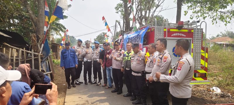 Kapolsek Pasar Kemis AKP Humaedi, S.H. (tengah) bersama jajaran Polresta Tangerang, Polsek Pasar Kemis, dan unsur terkait saat berada di lokasi penyaluran bantuan air bersih bagi warga Kampung Kendal Wetan, Desa Sindang Panon.