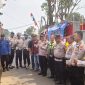 Kapolsek Pasar Kemis AKP Humaedi, S.H. (tengah) bersama jajaran Polresta Tangerang, Polsek Pasar Kemis, dan unsur terkait saat berada di lokasi penyaluran bantuan air bersih bagi warga Kampung Kendal Wetan, Desa Sindang Panon.