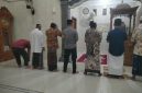 Personel Polsek Puloampel bersama warga melaksanakan salat Subuh berjamaah dalam kegiatan Subuh Keliling di Masjid Al-Iqro, Desa Binaannya.