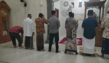 Personel Polsek Puloampel bersama warga melaksanakan salat Subuh berjamaah dalam kegiatan Subuh Keliling di Masjid Al-Iqro, Desa Binaannya.