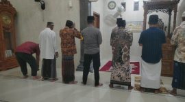Personel Polsek Puloampel bersama warga melaksanakan salat Subuh berjamaah dalam kegiatan Subuh Keliling di Masjid Al-Iqro, Desa Binaannya.