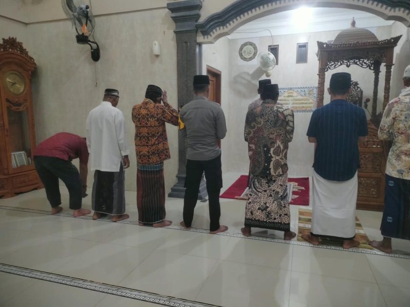 Personel Polsek Puloampel bersama warga melaksanakan salat Subuh berjamaah dalam kegiatan Subuh Keliling di Masjid Al-Iqro, Desa Binaannya.